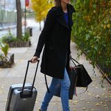 21. November 2013: Model Karlie Kloss kommt aus Madrid zurück nach New York und ist auf dem Weg in ihre Wohnung.