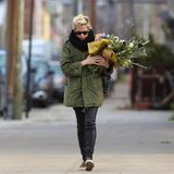 23. November 2013: Michelle WIlliams bringt ein paar frische Blumen mit nach Hause in ihre Wohnung in Brooklyn.