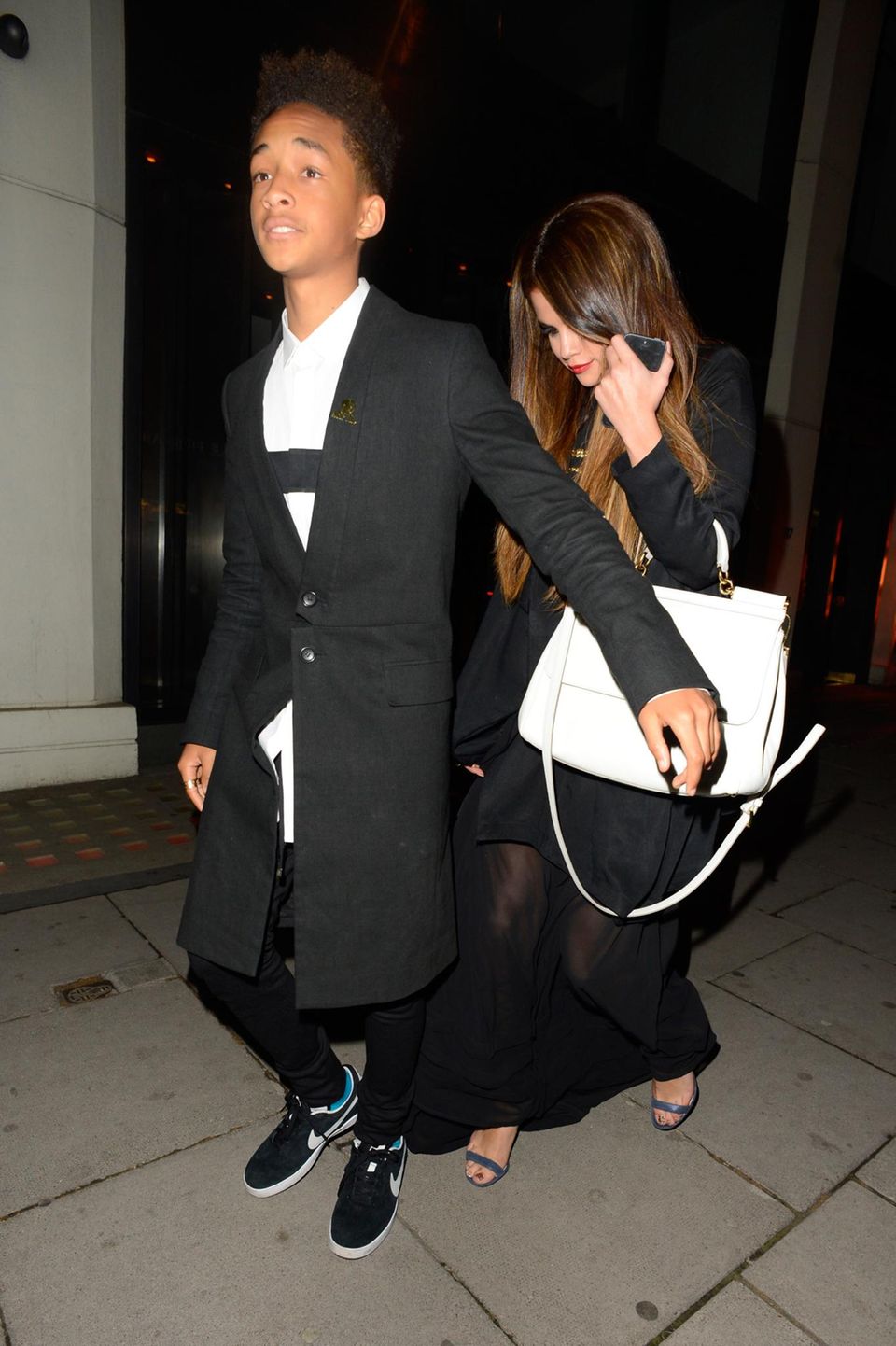23. Mai 2013: Schützend stellt sich Jaden Smith vor Selena Gomez, als die Beiden ein Restaurant in London verlassen. 23. Mai 2013: Schützend stellt sich Jaden Smith vor Selena Gomez, als die Beiden ein Restaurant in London verlassen.