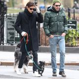 30. Dezember 2013: Zachary Quinto und sein Freund Miles McMillan gehen mit ihren Hunden Gassi im Washington Square Park in Manhattan.