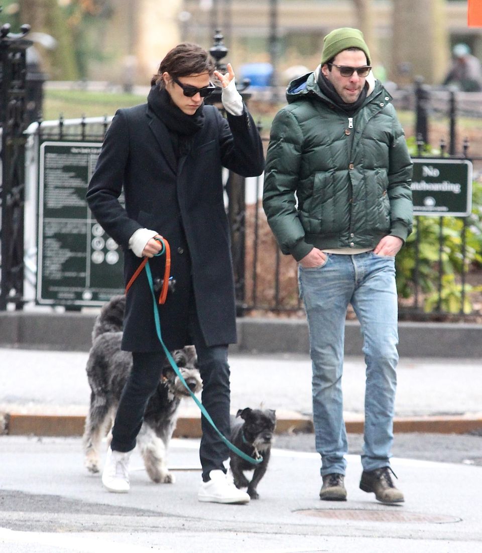 30. Dezember 2013: Zachary Quinto und sein Freund Miles McMillan gehen mit ihren Hunden Gassi im Washington Square Park in Manhattan. 30. Dezember 2013: Zachary Quinto und sein Freund Miles McMillan gehen mit ihren Hunden Gassi im Washington Square Park in Manhattan.
