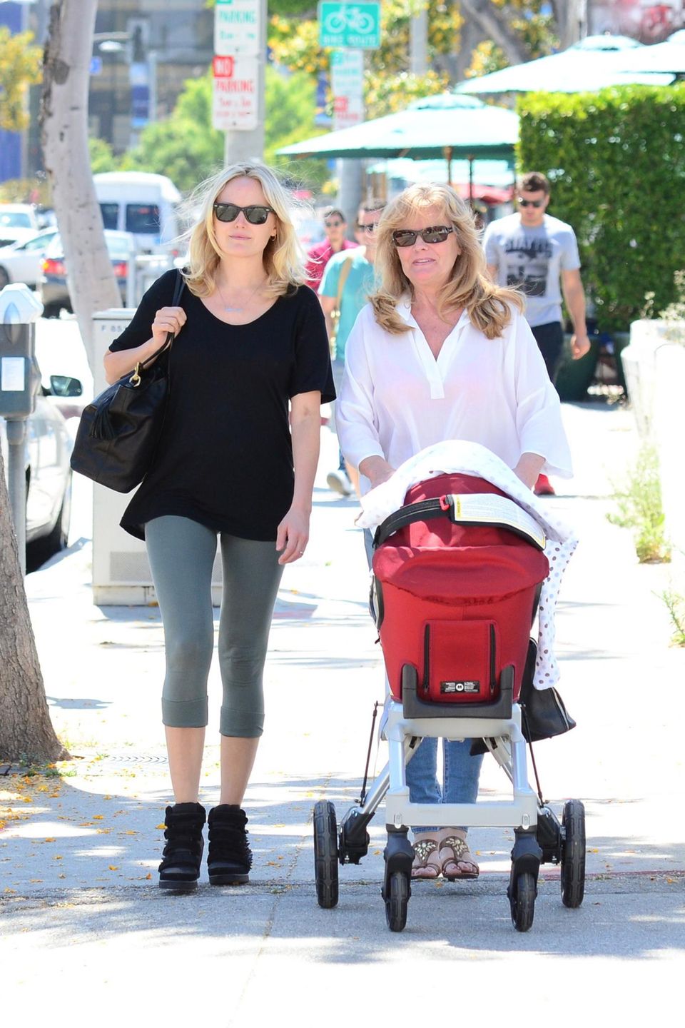 14. Mai 2013: Neu-Mama Malin Akerman ist mit ihrer Mutter und Baby Sebstian in West Hollywood unterwegs.