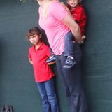 22. September 2013: Lindsey Vonn kümmert sich um die Sam und Charlie, Kinder von Tiger Woods, während er auf dem Golfplatz steht.
