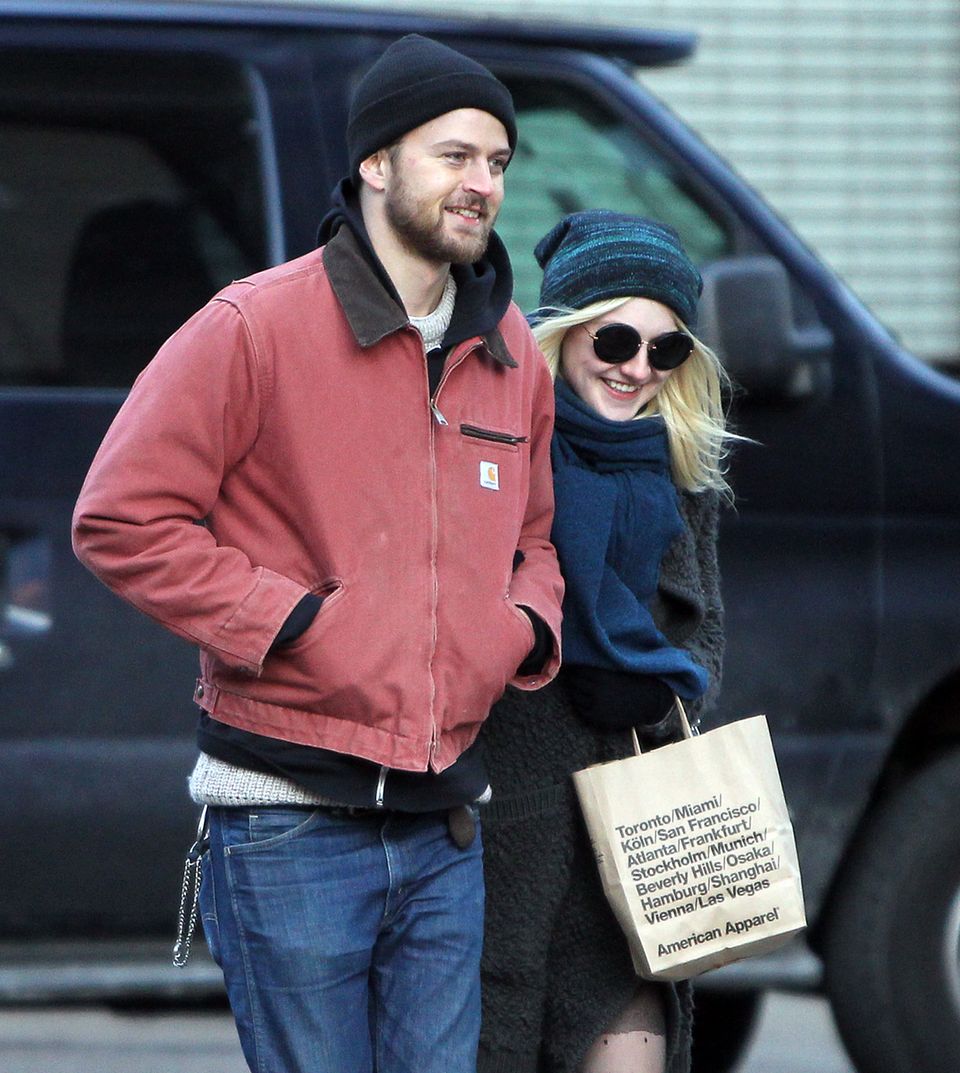 12. Dezember 2013: Dakota Fanning und Freund Jamie Strachan bummeln bei Minusttemperaturen durch Soho, New York.