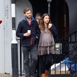 26. Oktober 2013: Der Schauspieler Jamie Dornan und seine schwangere Freundin Amelia Warner sind in Notting Hill in London unterwegs.