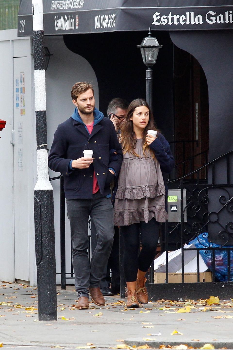 26. Oktober 2013: Der Schauspieler Jamie Dornan und seine schwangere Freundin Amelia Warner sind in Notting Hill in London unterwegs. 26. Oktober 2013: Der Schauspieler Jamie Dornan und seine schwangere Freundin Amelia Warner sind in Notting Hill in London unterwegs.