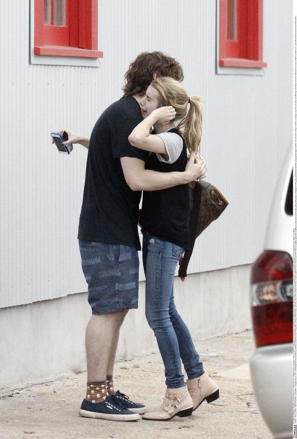 16. Juli 2013: Emma Roberts lässt sich von ihrem Freund Evan Peters trösten nachdem die Nachricht von einer Prügelattacke von ihr gegen ihren Freund ans Licht kam.