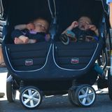 29. September 2013: Stephen Moyer ist mit seinen müden Zwillingen Charlie und Poppy in Venice unterwegs.