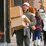 23. Dezember 2013: Antonio Banderas holt in Aspen einige Pakete von der Post ab.