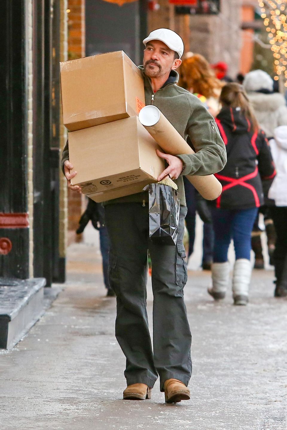 23. Dezember 2013: Antonio Banderas holt in Aspen einige Pakete von der Post ab.
