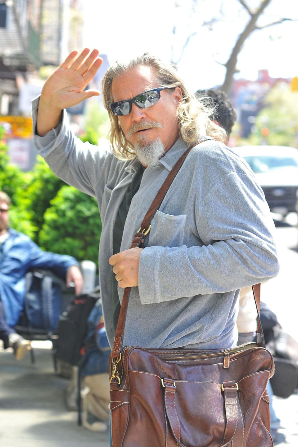 1. Mai 2013: Jeff Bridges grüßt freundlich die Fotografen, die vor seinem Hotel in New York warten. 1. Mai 2013: Jeff Bridges grüßt freundlich die Fotografen, die vor seinem Hotel in New York warten.