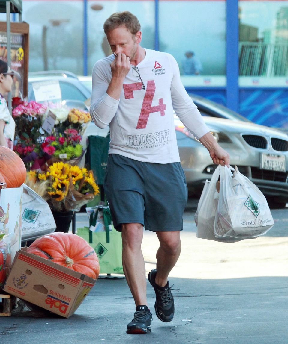19. Oktober 2013: Was er wohl findet? Ian Ziering hat soeben im Hollywood Market eingekauft.
