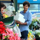 28. November 2013: "The Big Bang Theory"-Star Kunal Nayyar erledigt in Hollywood seine Thanksgiving-Einkäufe.