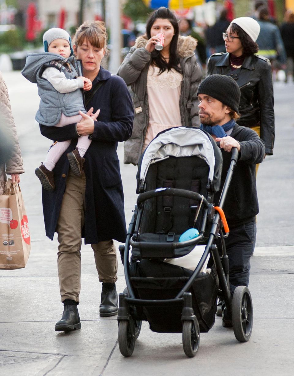28. Oktober 2013: Der Schauspieler Peter Dinklage geht mit seiner Familie in New York spazieren.