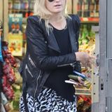 25. November 2013: Neu-Single Malin Akerman wird beim Einkaufen in Beverly Hills gesichtet.