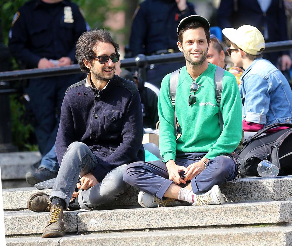 14. Mai 2013: Penn Badgley macht es sich mit einem Freund am Union Square in New York gemütlich.