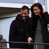 24. November 2013: Der verletzte Rafael van der Vaart und seine schwangere Freundin Sabia Boulahrouz schauen sich das Bundesligaspiel des HSV gegen Hannover 96 von der Tribüne aus an.
