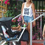 15. August 2013: Beyoncé verlässt mit Tochter Blue Ivy ein italienisches Restaurant in Miami Beach.