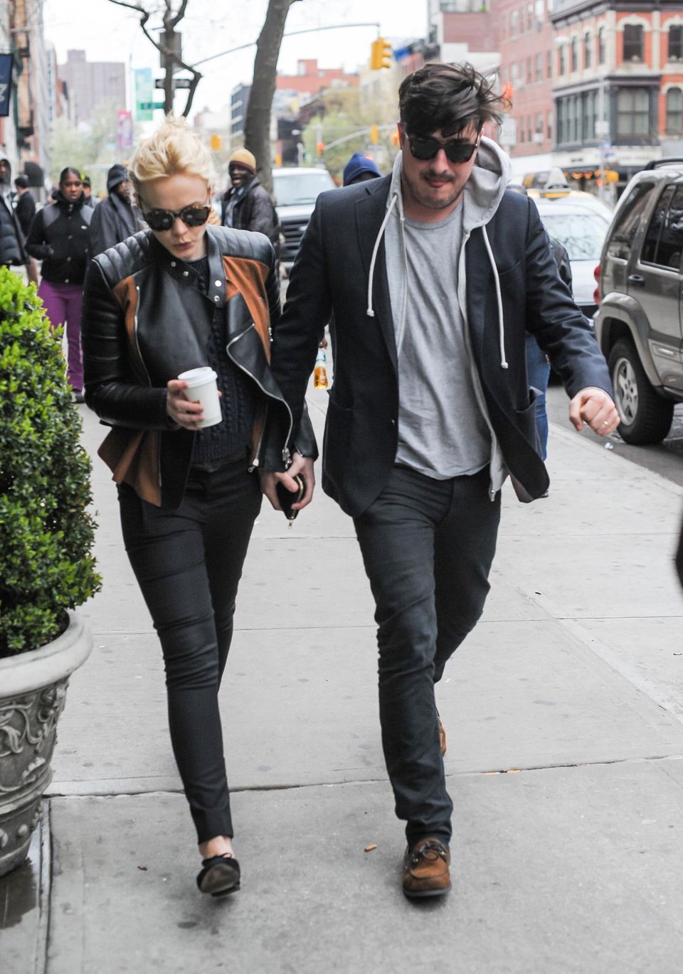23. April 2013: Zwei Tage nach ihrem ersten Hochzeitstag spazieren Carey Mulligan und Marcus Mumford angestrengt durchs East Village in New York. 23. April 2013: Zwei Tage nach ihrem ersten Hochzeitstag spazieren Carey Mulligan und Marcus Mumford angestrengt durchs East Village in New York.