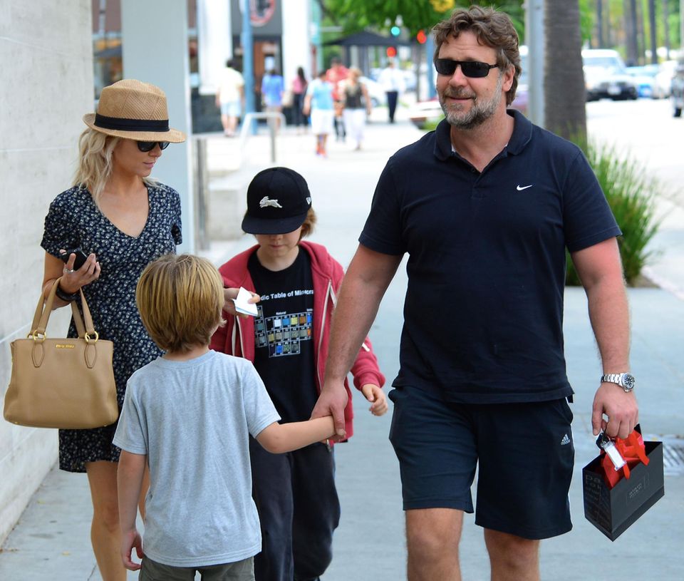 3. Juli 2013: Russell Crowe und seine Noch-Ehefrau Danielle Spencer sind mit ihren Söhnen Charlie und Tennyson auf dem Weg zu einem Spielzeugladen in Beverly Hills.