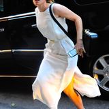 15. August 2013: Emma Watson steigt im New Yorker Stadtteil SoHo aus dem schwarzen Auto aus und hat es sehr eilig.