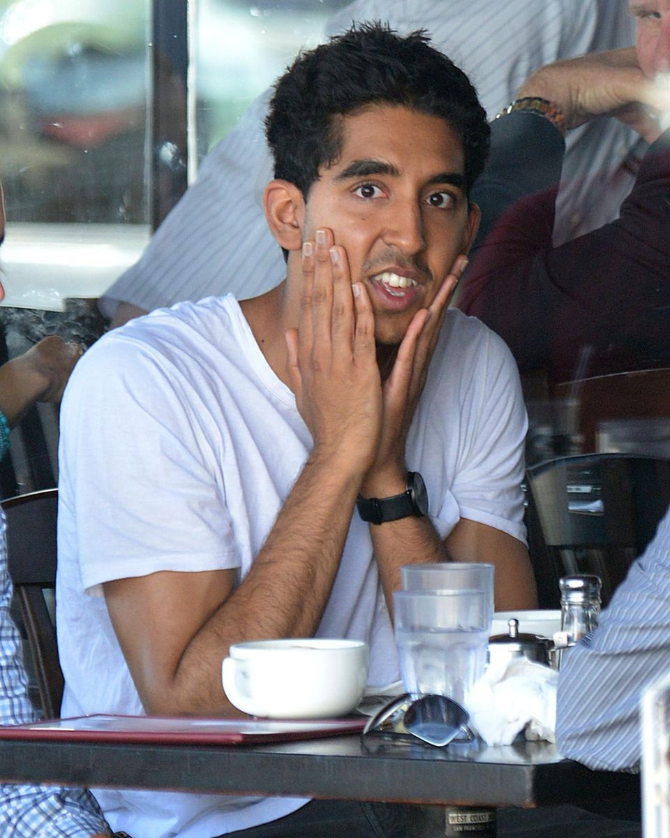 11. April 2013: Vielleicht ist Dev Patel von den Fotografen überrascht, als er im King's Road Café in Los Angeles zu Mittag isst?