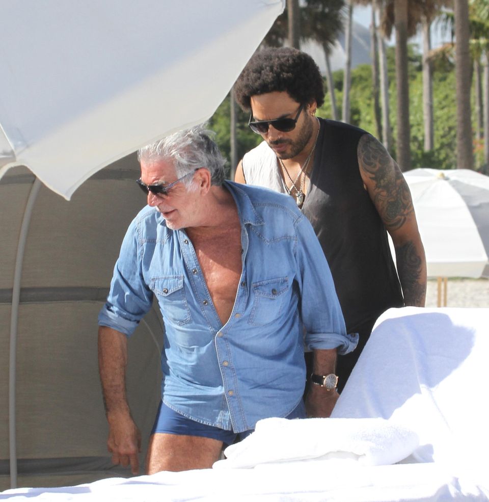 8. Dezember 2013: Roberto Cavalli verbringt mit Freundin Lina Nilson und Lenny Kravitz einen Tag am Strand.