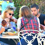 26. August 2013: Demi Lovato macht mit ihrem Freund Wilmer Valderrama einen Ausflug ins Disneyland und lässt sich mit Minnie Mouse Haarschmuck eine Truthahn-Keule schmecken.