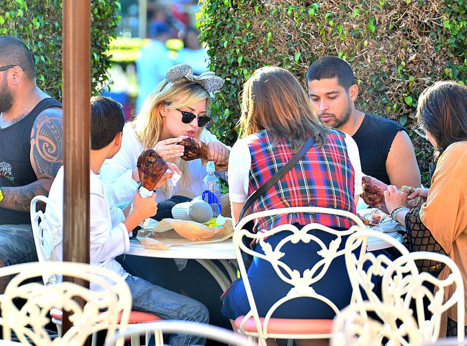 26. August 2013: Demi Lovato macht mit ihrem Freund Wilmer Valderrama einen Ausflug ins Disneyland und lässt sich mit Minnie Mouse Haarschmuck eine Truthahn-Keule schmecken.