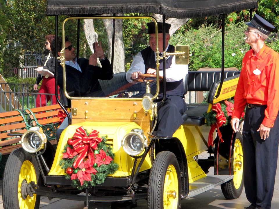 18. November 2013: Noch schnell einen Schnappschuss gemacht und dann fährt Patrick Dempsey eine Runde durch Disneyland. 18. November 2013: Noch schnell einen Schnappschuss gemacht und dann fährt Patrick Dempsey eine Runde durch Disneyland.