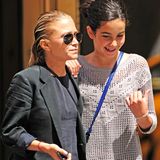 15. August 2013: Mary-Kate Olsen und die einen Kopf größere Tochter ihres Partners Olivier Sarkozy schlendern zusammen durch Manhattans Viertel Tribeca.