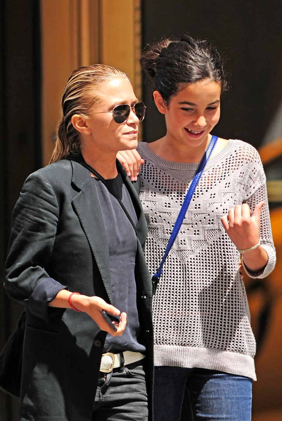 15. August 2013: Mary-Kate Olsen und die einen Kopf größere Tochter ihres Partners Olivier Sarkozy schlendern zusammen durch Manhattans Viertel Tribeca.