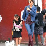 8. Oktober 2013: Suri Cruise geht mit Mama Katie Holmes zu einer Bibliothek in Manhattan. Auf dem Weg bewundert die Siebenjährige ein Hündchen.