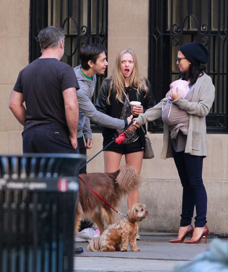 September 20, 2013: Amanda Seyfried and Justin Long walk their dogs in New York when another celebrity couple suddenly crosses their path.  Alec and Hilaria Baldwin are traveling with his daughter Carmen.  However, it is not known if Amanda reacted to the baby with her mouth wide open in astonishment.