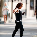 20. August 2013: Mel B balanciert in ihren hohen Schuhen vorsichtig über ein Lüftungsgitter.