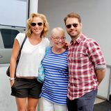 28. August 2013: Jason Priestley feiert seinen 44. Geburtstag mit seiner Frau und seiner Mutter in Beverly Hills.