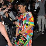 11. September 2013: Rihanna wird vor ihrem Hotel in London von ihren Fans empfangen.