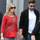 3. Dezember 2013: Langsam sieht man den Babybauch von Emily Blunt. Gemeinsam mit Ehemann John Krasinski ist sie zum Einkaufen auf der Melrose Avenue in Los Angeles unterwegs.