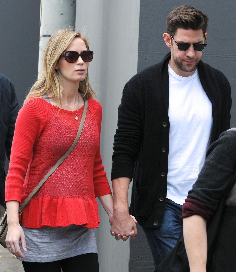 3. Dezember 2013: Langsam sieht man den Babybauch von Emily Blunt. Gemeinsam mit Ehemann John Krasinski ist sie zum Einkaufen auf der Melrose Avenue in Los Angeles unterwegs.