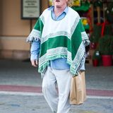 23. November 2013: Mit seinem Poncho und dem Hut fällt Nick Nolte beim Einkaufen in Malibu auf.