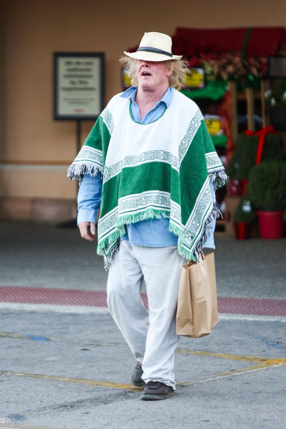 23. November 2013: Mit seinem Poncho und dem Hut fällt Nick Nolte beim Einkaufen in Malibu auf.