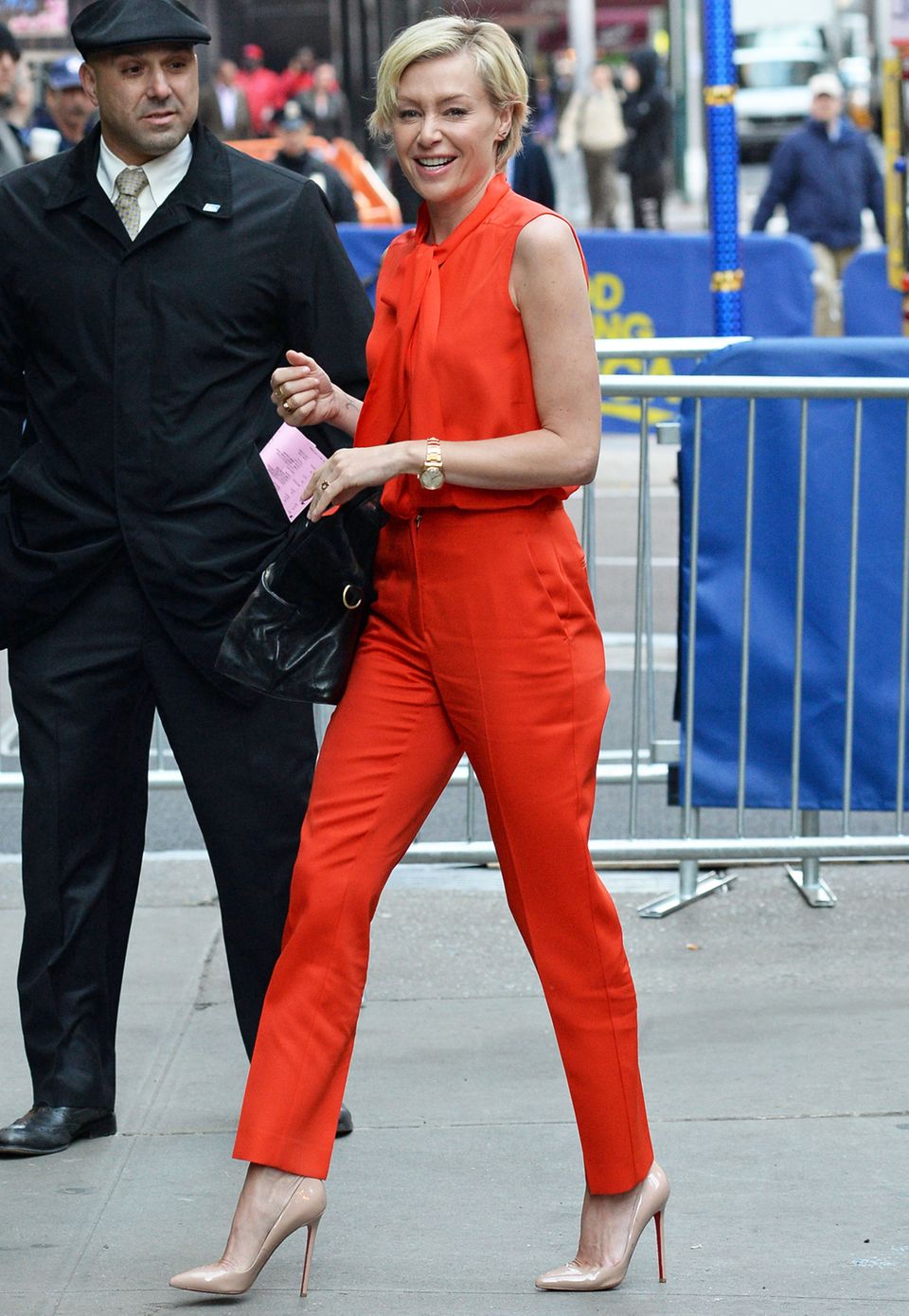 Auf dem Weg zur TV-Show "Good Morning America" sticht Portia de Rossi dank ihres orangeroten Outfits sofort ins Auge.