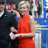 Auf dem Weg zur TV-Show "Good Morning America" sticht Portia de Rossi dank ihres orangeroten Outfits sofort ins Auge.