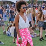 Hawaiianisches Flair in Pink verbreitet Solange Knowles auf dem Coachella-Festival.