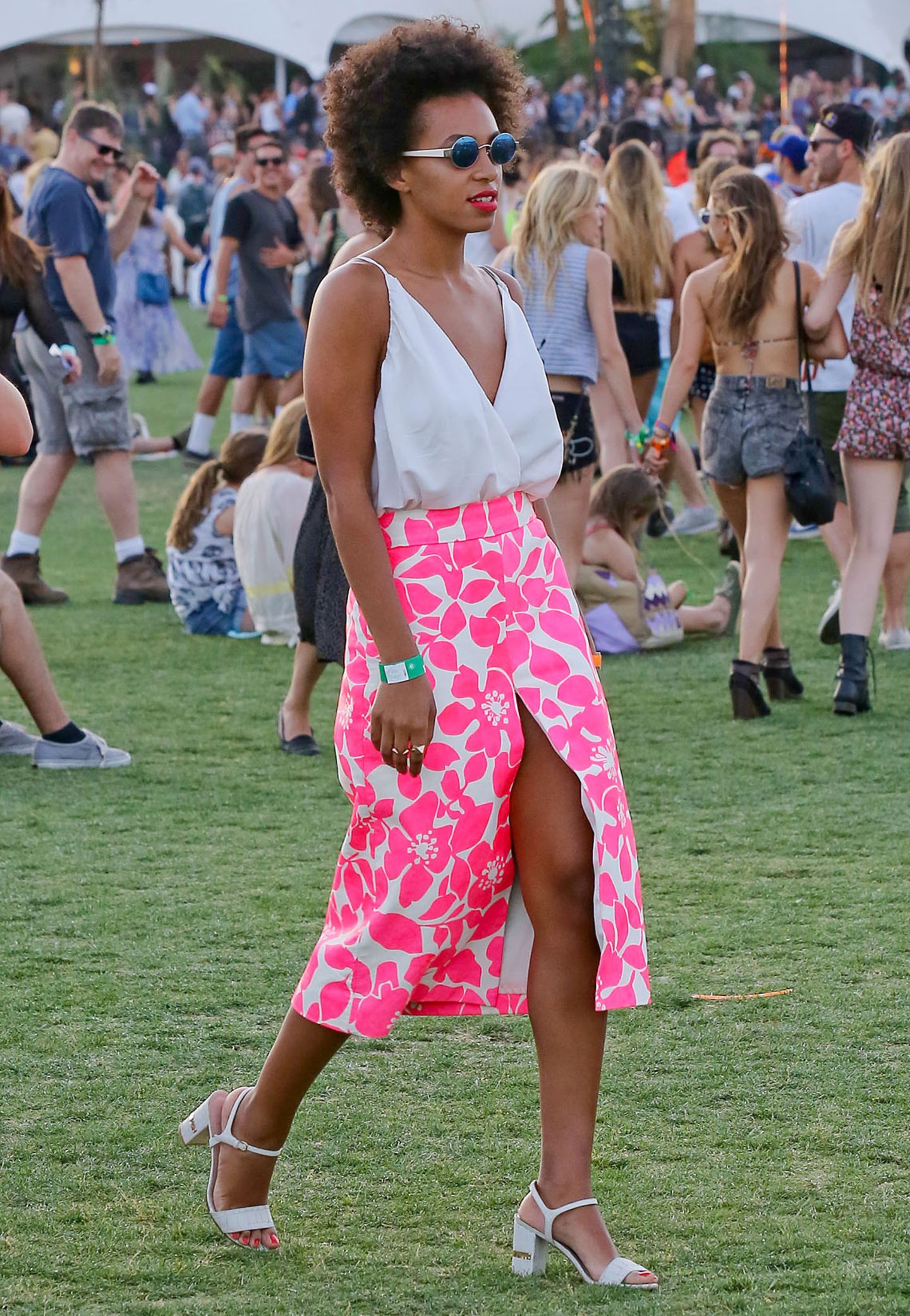 Hawaiianisches Flair in Pink verbreitet Solange Knowles auf dem Coachella-Festival.