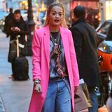 Auffallen kann Rita Ora! Und ganz besonders gut kann sie das beim Bummel durch New York im knallpinken Mantel.