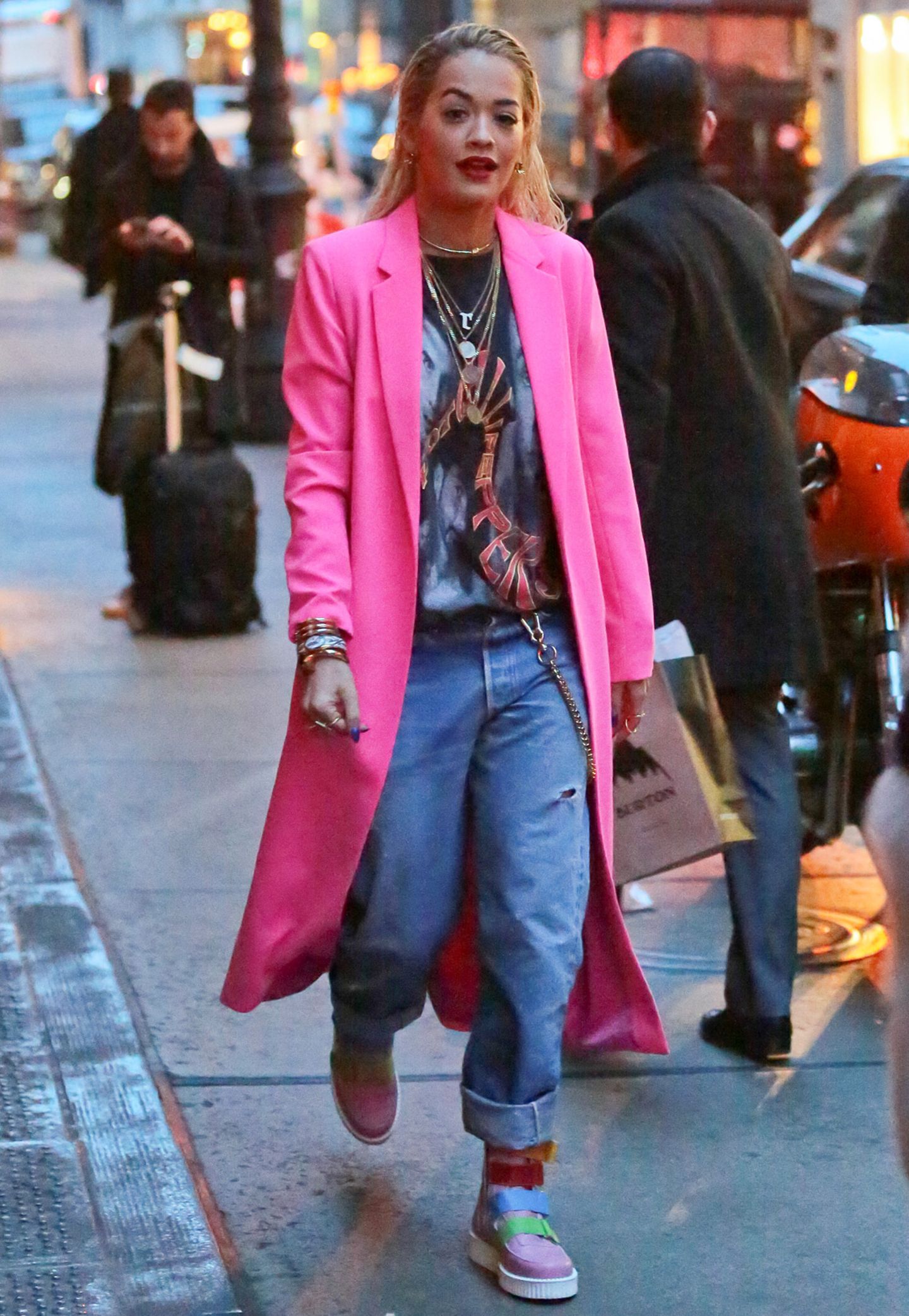 Auffallen kann Rita Ora! Und ganz besonders gut kann sie das beim Bummel durch New York im knallpinken Mantel.