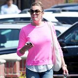 Mit zerrissener Jeans und einem bequemen Longsleeve in knalligem Pink holt LeAnn Rimes ihr Essen ab.
