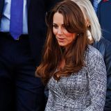 Schwangere Royals: Jetzt aber: Herzogin Catherine zeigt sich am 19. Februar zum ersten Mal nach ihrem Urlaub in der Öffentlichkeit. Und unter ihrem Kleid von Max Mara zeichnet sich eine kleine Rundung ab - darauf hatte England gewartet!