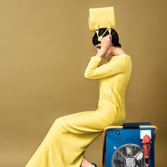 Bodenlanges Kleid mit großen quadratischen Taschen und passender Stepp-Bag, beides von Louis Vuitton. Peep-Toes mit Keilsohle, von Burberry Prorsum